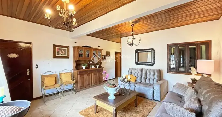 Casa em condomínio fechado com 5 quartos à venda na Rua Mata Coelho, 98, Nonoai, Porto Alegre