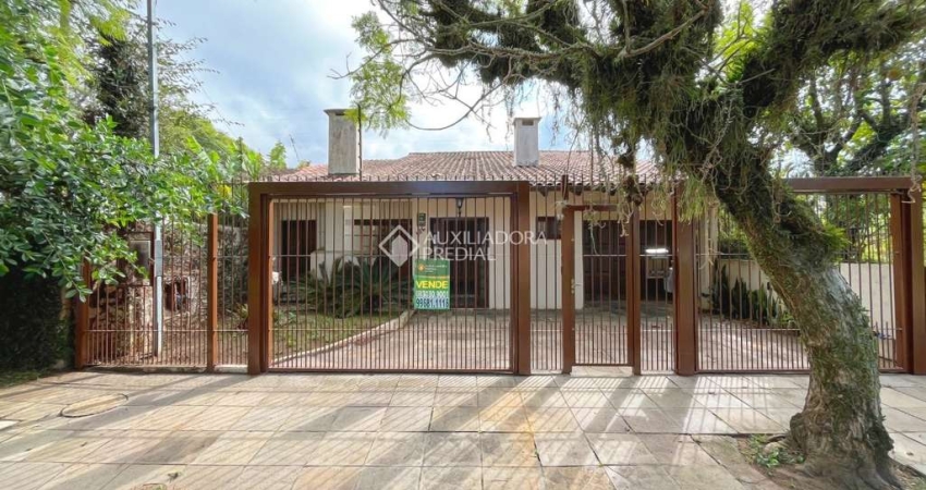 Casa com 3 quartos à venda na Avenida Ararangua, 126, Guarujá, Porto Alegre