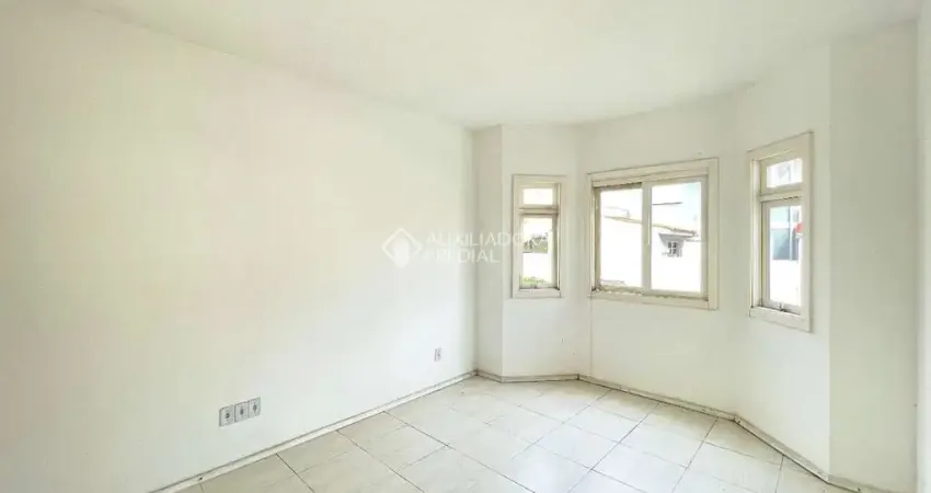 Casa em condomínio fechado com 3 quartos à venda na Rua Osório Mendes Ouriques, 332, Guarujá, Porto Alegre