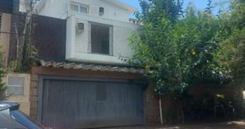 Casa com 3 quartos à venda na Avenida Pirapó, 22, Petrópolis, Porto Alegre
