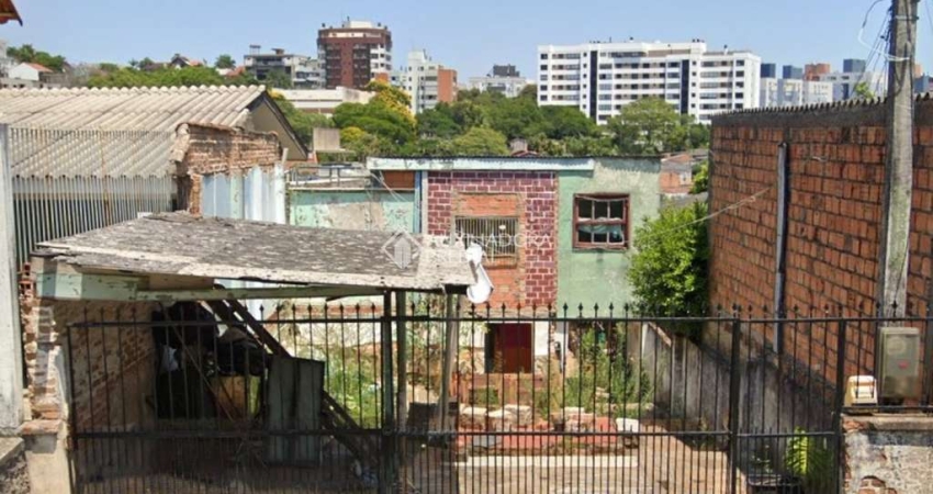 Terreno à venda na Avenida dos Prazeres, 320, Vila Jardim, Porto Alegre