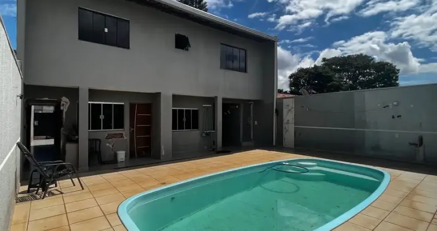 VENDE OU TROCA, CASA COM PISCINA, CANIL PARA PETS E CORREDOR LATERAL.