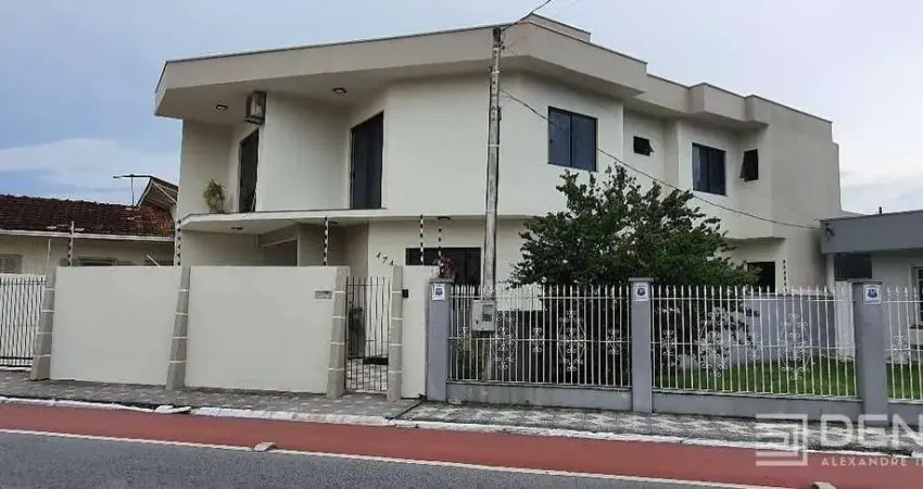 Casa - 1 Suíte + 4 Qt - 3 Vagas de Garagem - Centro - Itajaí/SC