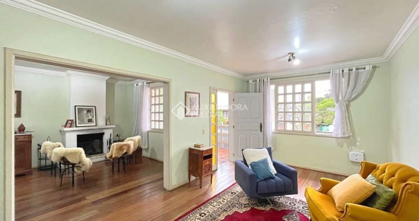 Casa com 4 quartos à venda na Travessa Escobar, 409, Camaquã, Porto Alegre