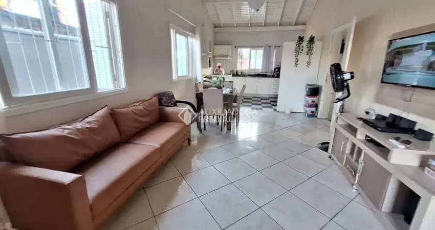 Casa com 2 quartos à venda na Rua Monteiro Lobato, 1199, Parque da Matriz, Cachoeirinha