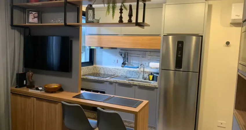 Apartamento moderno, mobiliado com fechadura eletrônica, no centro de curitiba