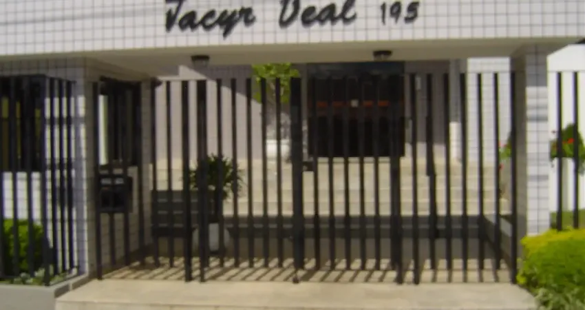 Excelente apto com 3 quartos sendo 01 suíte e dependencia total de empregada no alto da xv