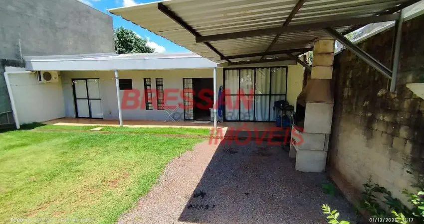 Casa usada aos fundos  com 85 MTS terreno 300 MTS  no bairro Canadá