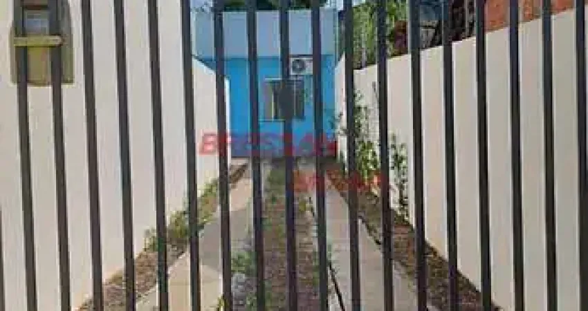 Casa com 3 quartos casal e vaga para quatro veículo no bairro Clarito