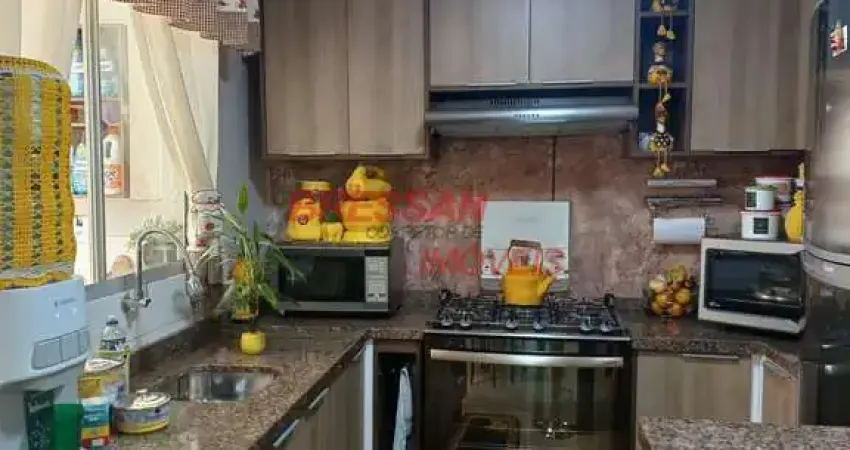 Casa com dois quartos em condomínio com mobília completa na av piquiri