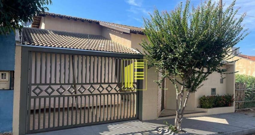 Casa com 03 dormitórios, churrasqueira e 02 vagas de garagem no