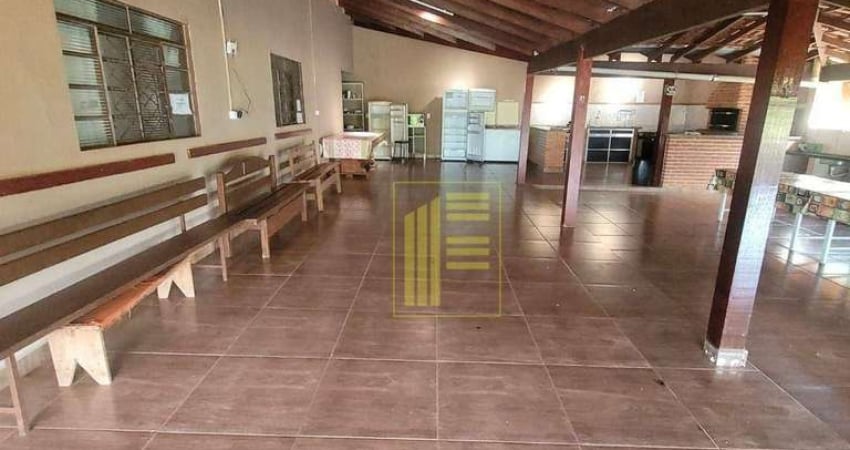Chácara mobiliada para locação com piscina, varanda grande com churrasqueira e campo de futebol.