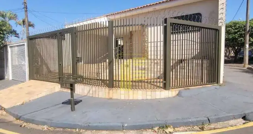 Casa para locação no Bosque da Felicidade com 03 quartos, varanda e 02 vagas de garagem.