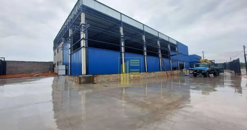 Barracão para locação (novo) com 1,100 m² de construção, 08 docas, 20 vagas para veículos com saída para rodovia Washington Luiz.