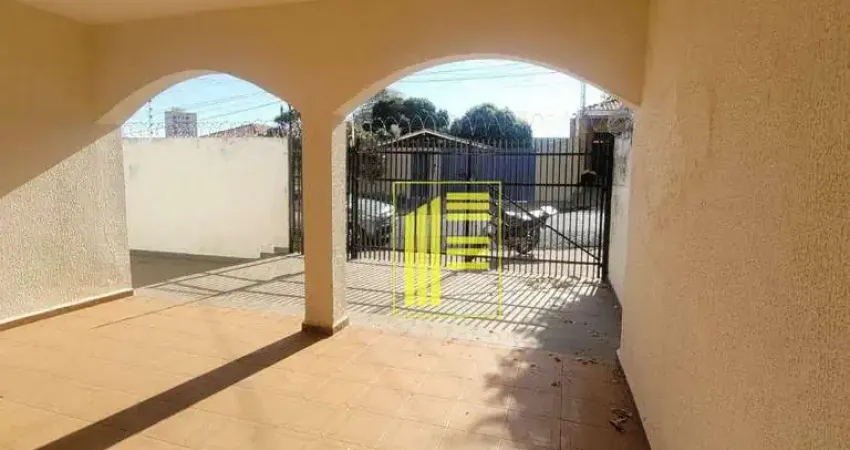 Casa com 03 dormitórios para locação no bairro Jd. Nazareth.