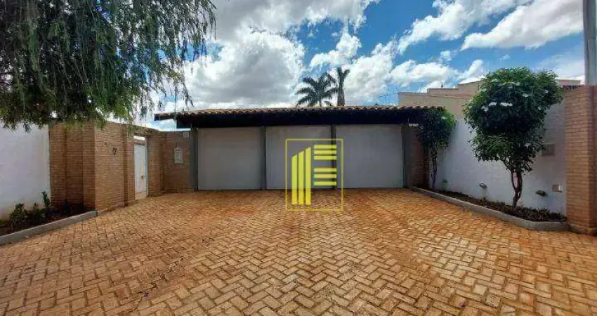 Aluga-se casa comercial com 600 m² de terreno, térrea com 03 dormitórios, 04 wc, 05 vagas. Ótima para clinicas de repouso.