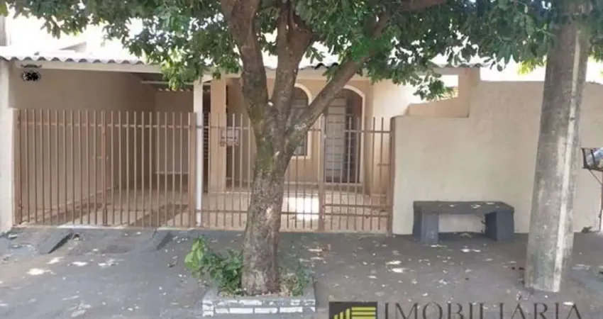 Casa para locação no Solo Sagrado com 02 dormitórios e 02 vagas de garagem.