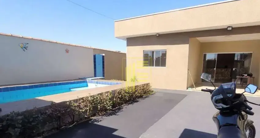 Casa com piscina, churrasqueira e 02 vagas que garagem para locação.