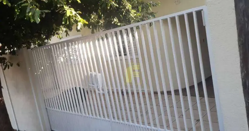 Casa com 03 quartos, churrasqueira e 02 vagas de garagem para locação no Jardim das Oliveiras.