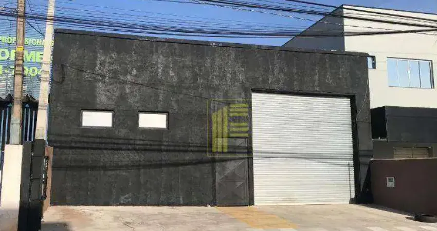Aluga-se Barracão com 350m² de construção, no bairro Parque Indrustrial, escritório, 4 vagas na frente do imóvel e reformado.