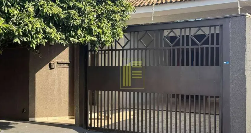 Casa riquíssima em armários embutidos com área gourmet planejada com churrasqueira e piscina pequena no Residencial Machado I.