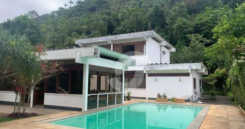 Casa com 4 suítes a 300m da praia à venda, 658 m² por R$ 4.730.000,00 - Itacoatiara - Niterói/RJ
