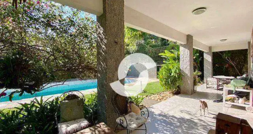 Casa em terreno plano em condomínio de alto padrão.
