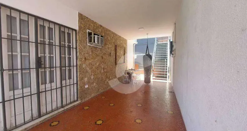 Excelente casa duplex localizada em uma rua residencial e tranquila de Icaraí. Essa residência solar possui 5 amplos quartos, 2 salas grandes, cozinha
