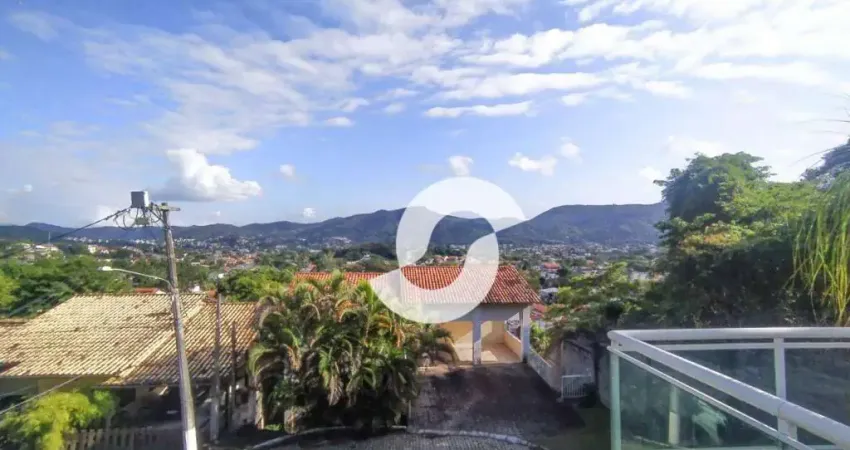 Casa com 3 suítes com closet, 2 piscinas no melhor condomínio da região.