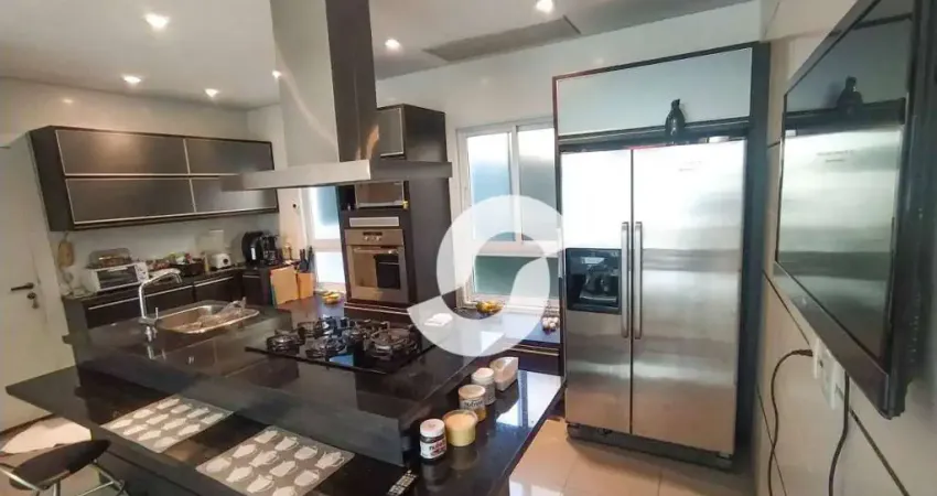 Casa com 3 suítes com closet, 2 piscinas no melhor condomínio da região.