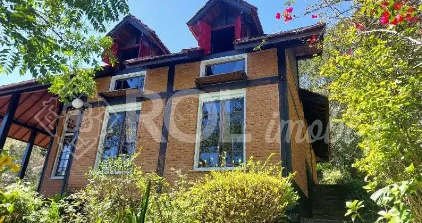 Chácara  à Venda em Itapecerica da Serra-SP, Bairro Palmeiras: 4 Quartos, 3 Salas, 3 Banheiros, 6 Vagas de Garagem, 225m².
