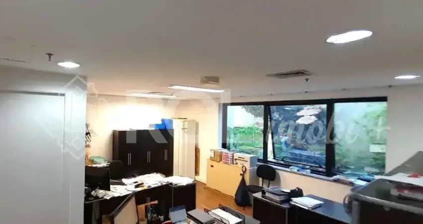 Conjunto comercial reformado - 37 m² - 1 sala - 1 banheiro - copa - 1 vaga - venda