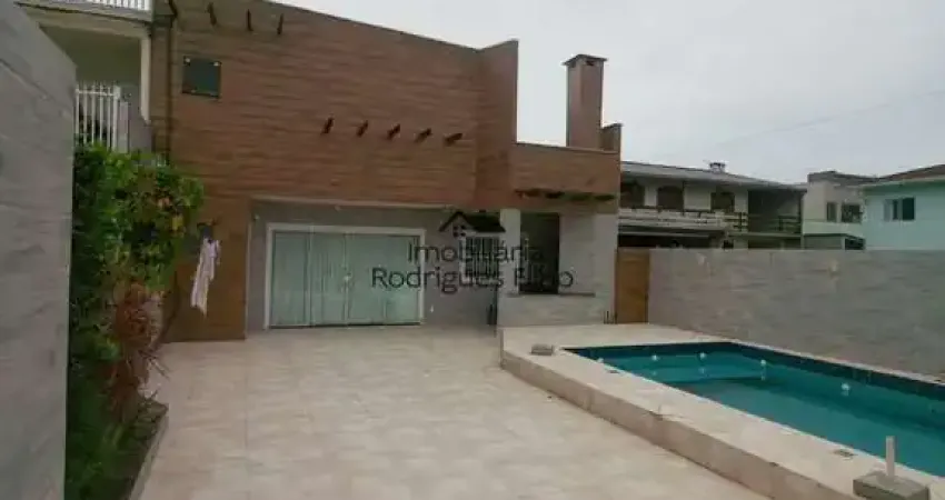 Casa sobrado, a 500 metros do mar, residência multifamilar, contendo 3 imóvel