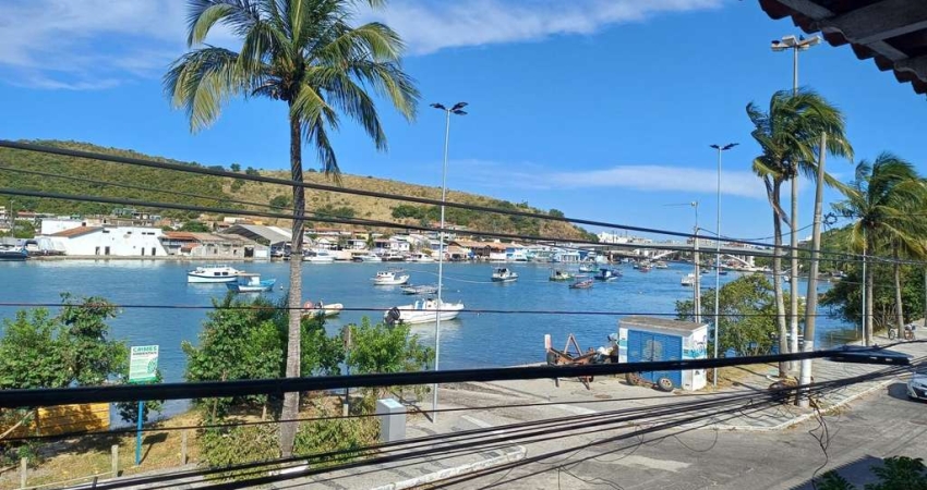 Casa em Condomínio à Venda no Portinho. Frente para o Canal