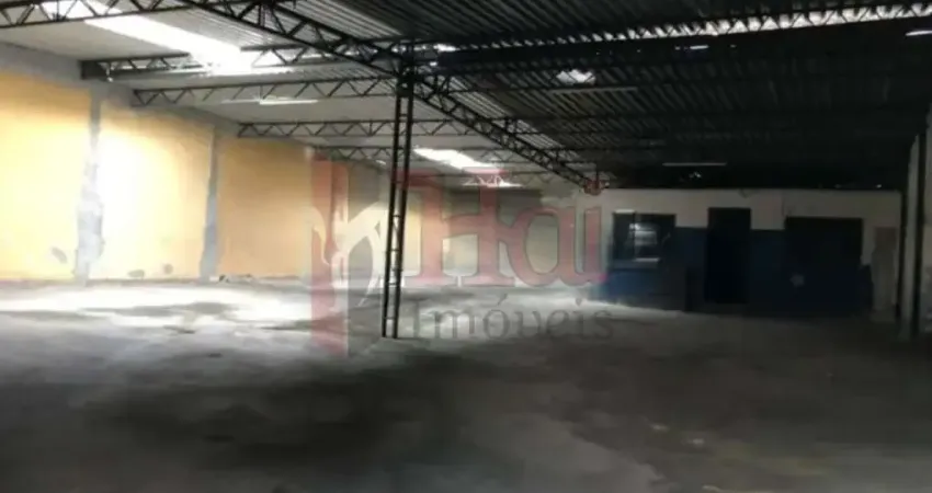 Galpão com 480 m² de área construída, pé-direito de 12 m e salão em vão livre