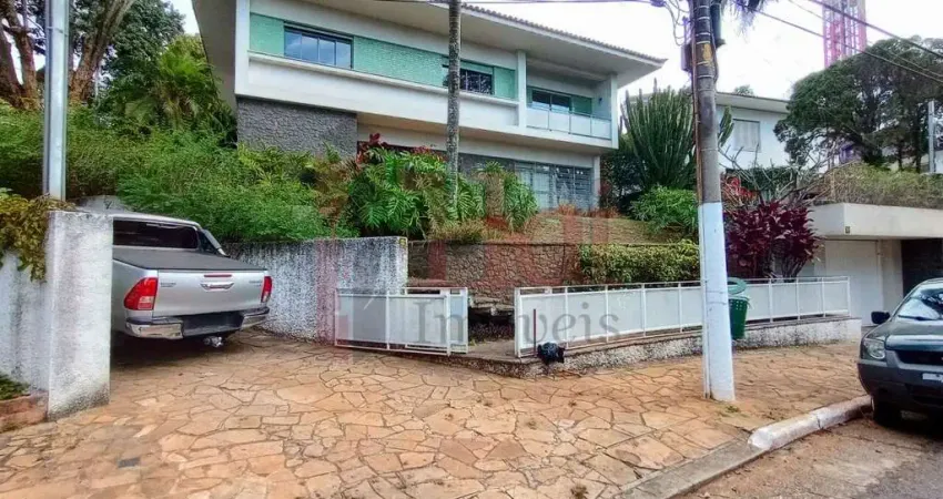 Casa assobradada, quintal e 6 vagas de garagem -metro sumare