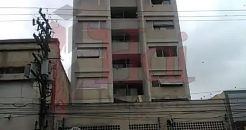 Um dormitório, com varanda, fundo, elevador, farto transporte publico, espaçoso.