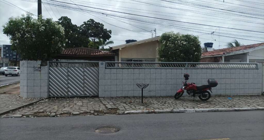 Ótima Casa com Ponto Comercial à Venda no Ernesto Geisel!  ?? Localização privilegiada, na principal do bairro Ernesto Geisel, em rua asfaltada e pró
