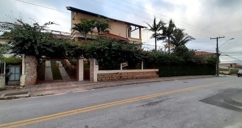 Casa com 4 Dormitórios - Vista Mar Coqueiros - Florianópolis - SC