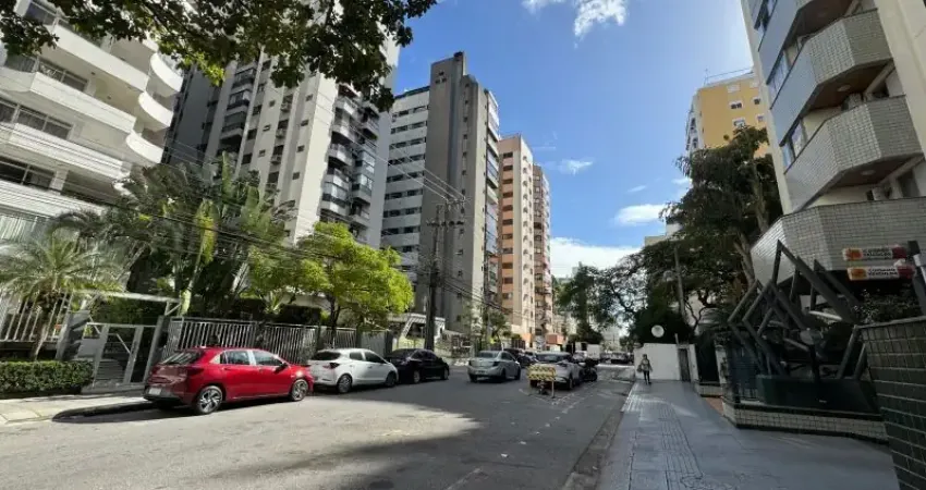 Apto com 2 dormitórios, 1 garagem livre coberta, centro.