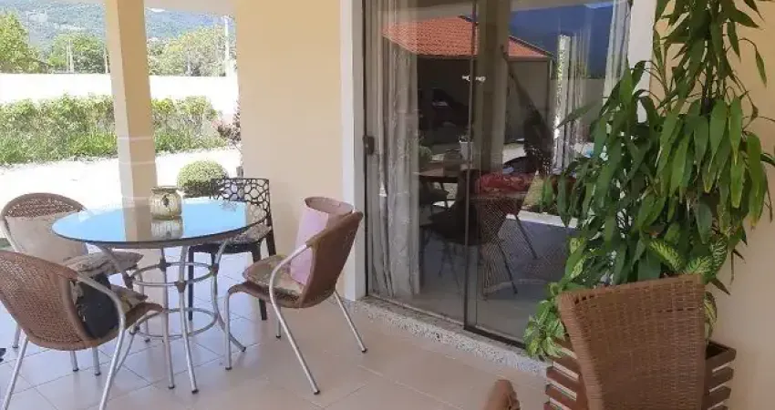 Casa com  4 dormitórios, sendo 3 suítes, 2 pavimentos - Santo Amaro da Imperatriz