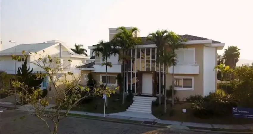 Casa em Alto Padrão, 5 dormitórios, sendo 4 Suítes, 6 garagens- Jurerê Internacional