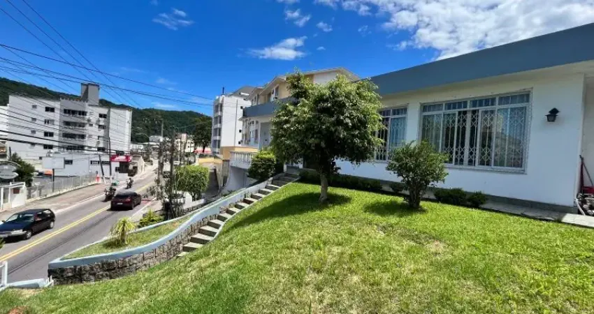 Casa de 4 dormitórios, em terreno amplo 1.069m no Saco dos Limoes