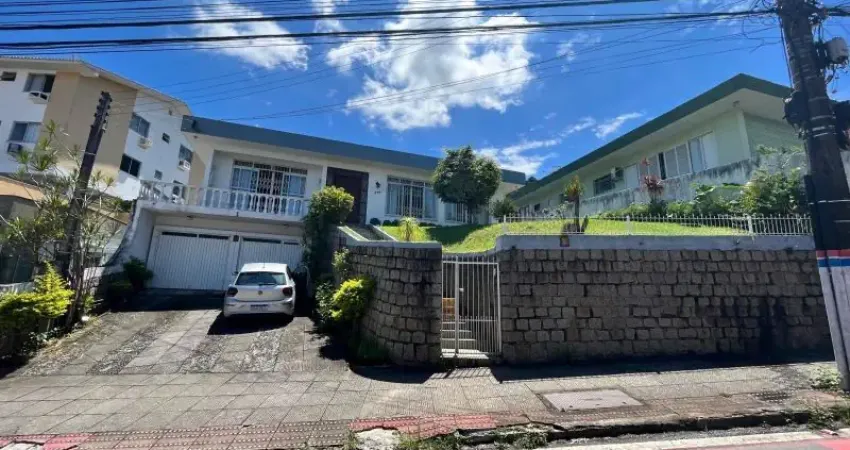 Casa de 4 dormitórios, em terreno amplo 1.069m no saco dos limoes