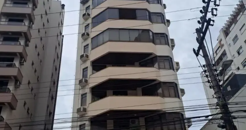 Apartamento com 4 dormitórios, 2 garagens no centro de florianópolis.