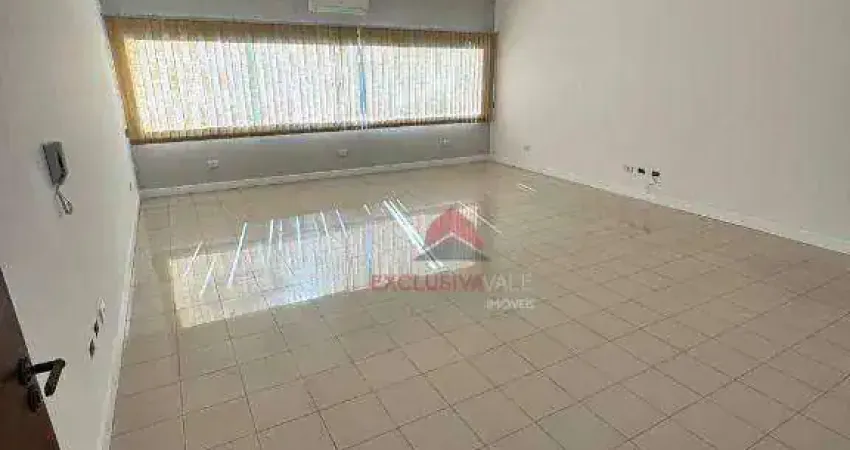 Sala comercial 55 metros quadrados ambiente amplo, iluminado, com ar-condicionado, ventiladores de teto, banheiro privativo e  excelente localização.