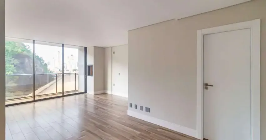 Apartamento em frente ao Balneário Shopping à venda com 02 suítes.