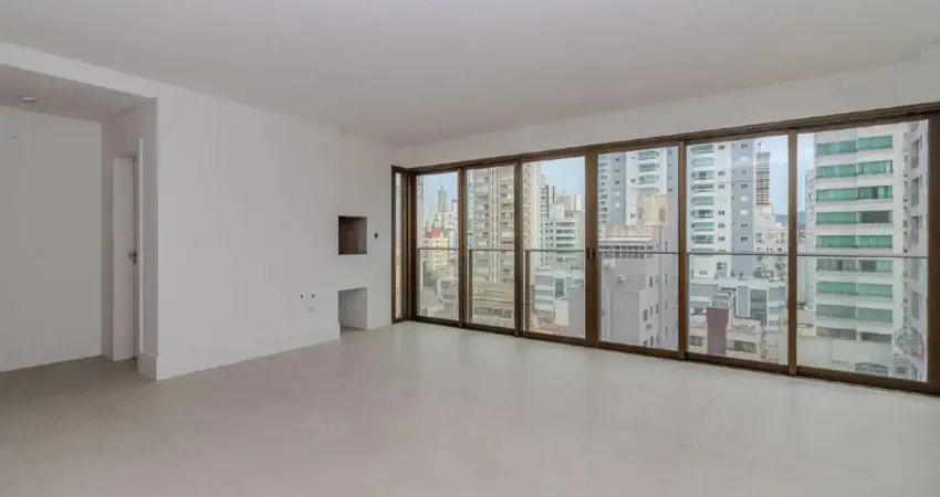 Apartamento à venda com 04 suítes no Centro de Balneário Camboriú.