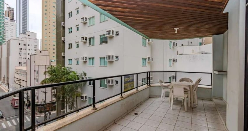 Apartamento próximo ao mar à venda no Ed. Victor Meirelles em Balneário Camboriú