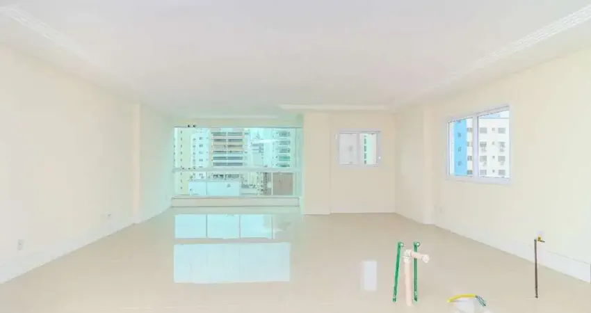 Apartamento próximo ao mar à venda no centro de Balneário Camboriú